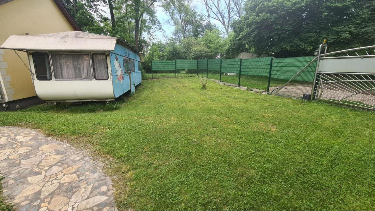 Geraumiger Wohnwagen Unter Baumen Neben Mur-Stausee Feldkirchen bei Graz Exterior photo